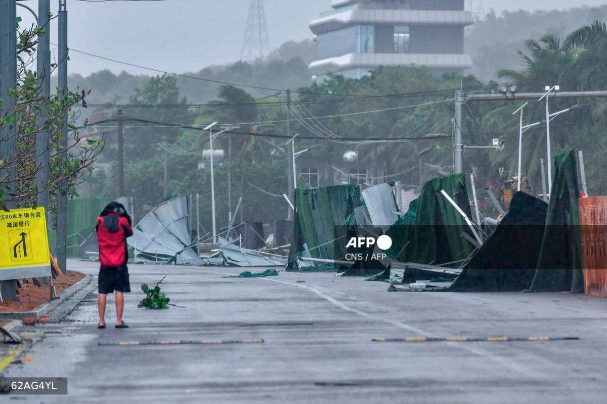Sanya shuts down as Typhoon Kajiki approaches with 48 m/s winds