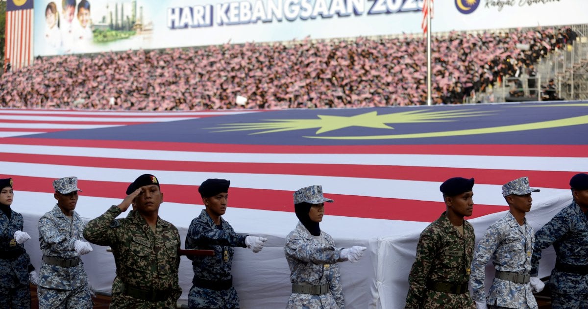 Sea of patriotism as 68th National Day parade begins