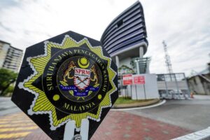 Senior local council officer and businessmen remanded in RM7 million graft case