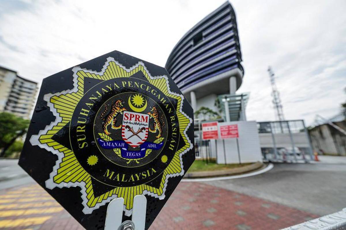 Senior local council officer and businessmen remanded in RM7 million graft case