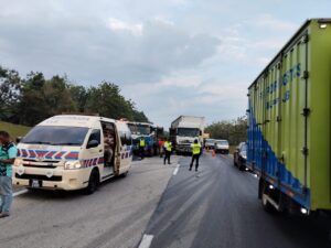 Seorang maut dalam nahas 11 kenderaan