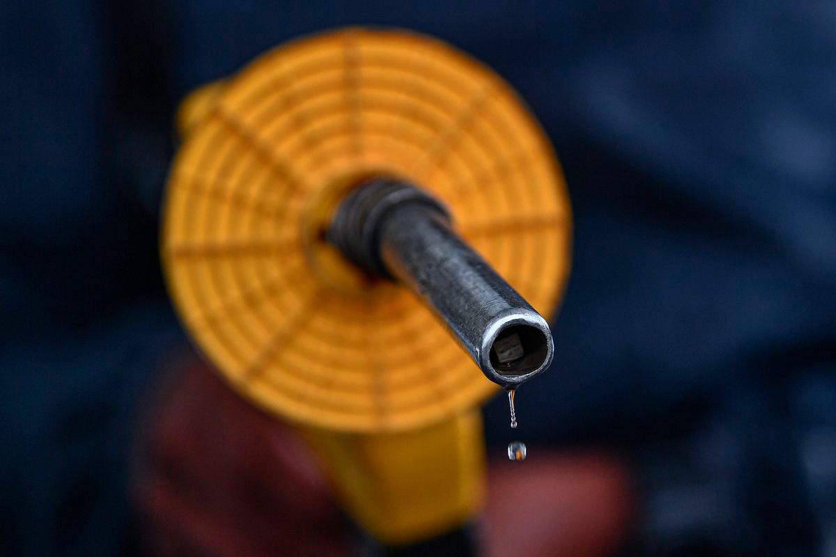 “Shameless!” — Netizens slam S’porean who asked why M’sians won’t share RON95 subsidy