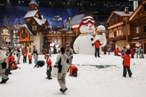 Shanghai locals seek to beat the heat at indoor skiing resort