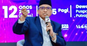 Stop using jargon, complex language, chief sec tells civil servants