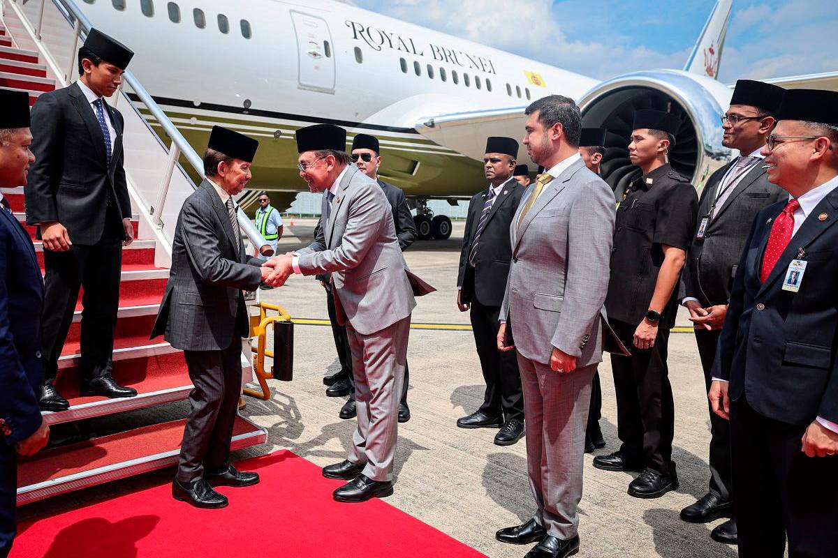 Sultan Brunei berangkat tiba untuk lawatan negara ke Malaysia