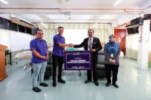 Sultan Ibrahim Johor Foundation donates medical gear to Pontian Hospital