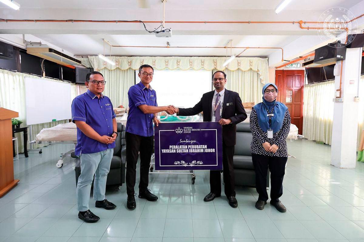 Sultan Ibrahim Johor Foundation donates medical gear to Pontian Hospital