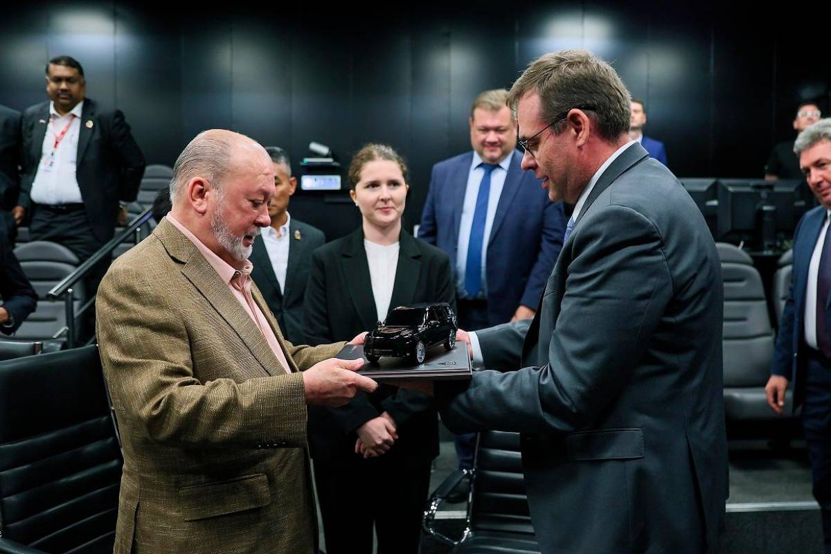 Sultan Ibrahim visits Russia’s leading automotive research centre in Moscow