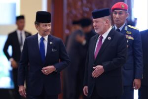 Sultan of Brunei accorded state welcome at Istana Negara