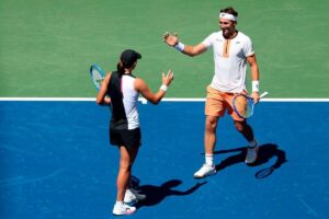 Swiatek, Ruud romp into US Open mixed doubles semis