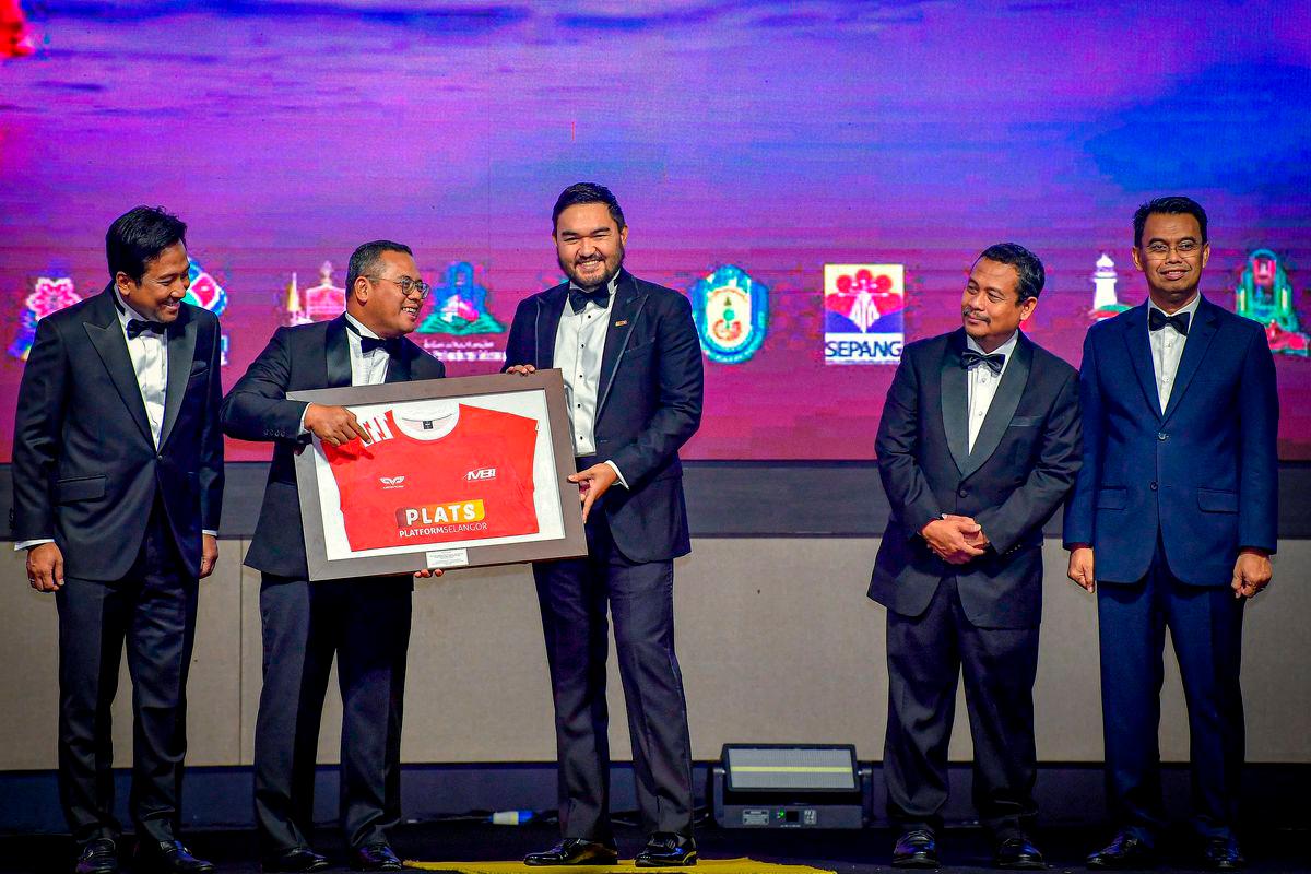 Tengku Amir Shah raikan usahawan cemerlang PLATS