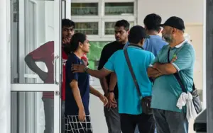Cover Image for 5 foreigners nabbed for stealing cash by putting a spell on tourists
