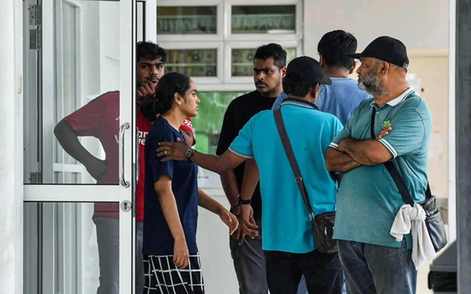 Cover Image for 5 foreigners nabbed for stealing cash by putting a spell on tourists