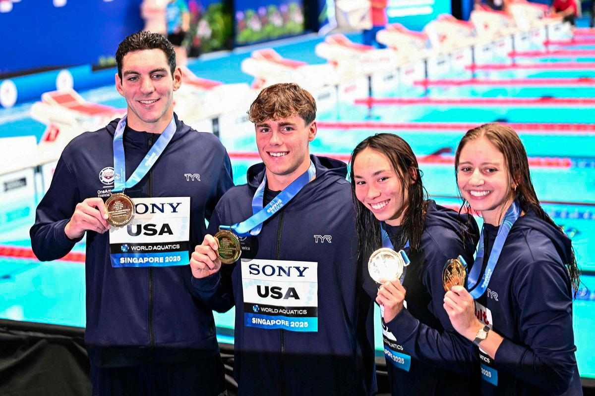 USA breaks mixed 4x100m freestyle world record