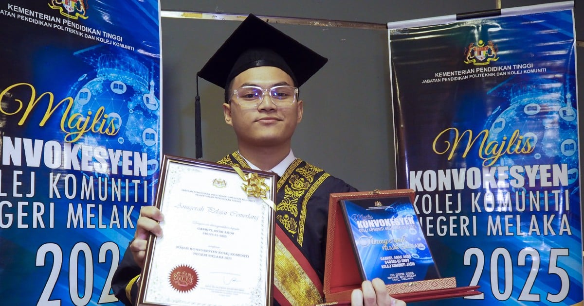 Underprivileged students earn top honours at Jasin community college convocation