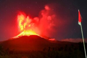 Volcano eruption in eastern Indonesia disrupts Bali flights