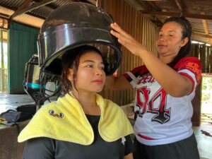 Wanita Orang Asli buka salun rambut di rumah