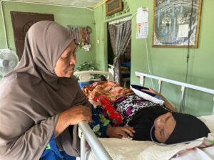 Warga emas cekal jaga anak terlantar akibat strok
