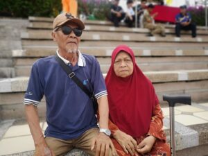 Warga emas hadir seawal 3 pagi sambut hari kebangsaan