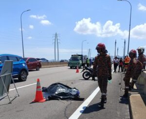 Warga emas maut digilis kenderaan berat atas jambatan