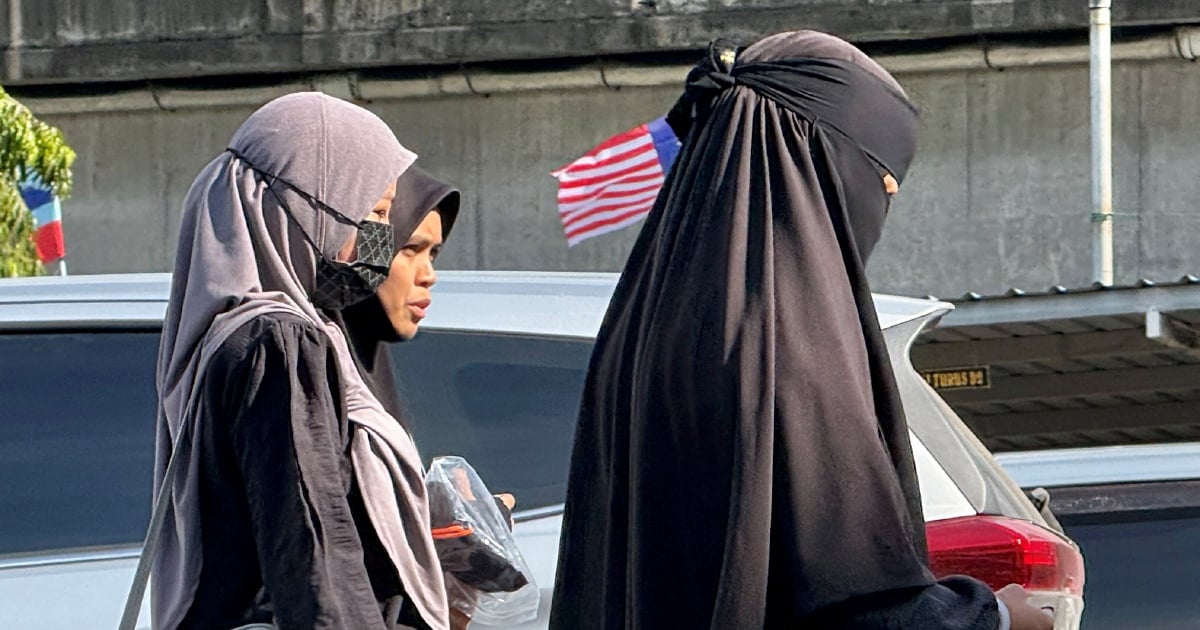 Zara's mother arrives at police station to hand over phone