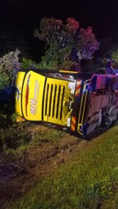 13 penumpang cemas bas ekspres terbalik di Kuala Krai