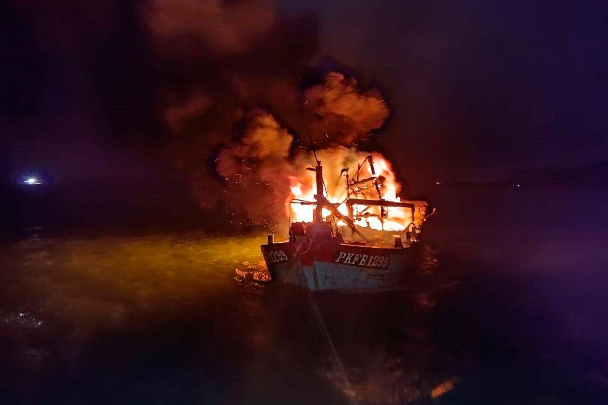 25 crew rescued after boat fire off Pantai Remis waters