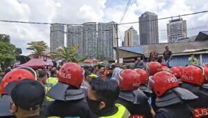 Ada penduduk baling batu, polis arah bersurai