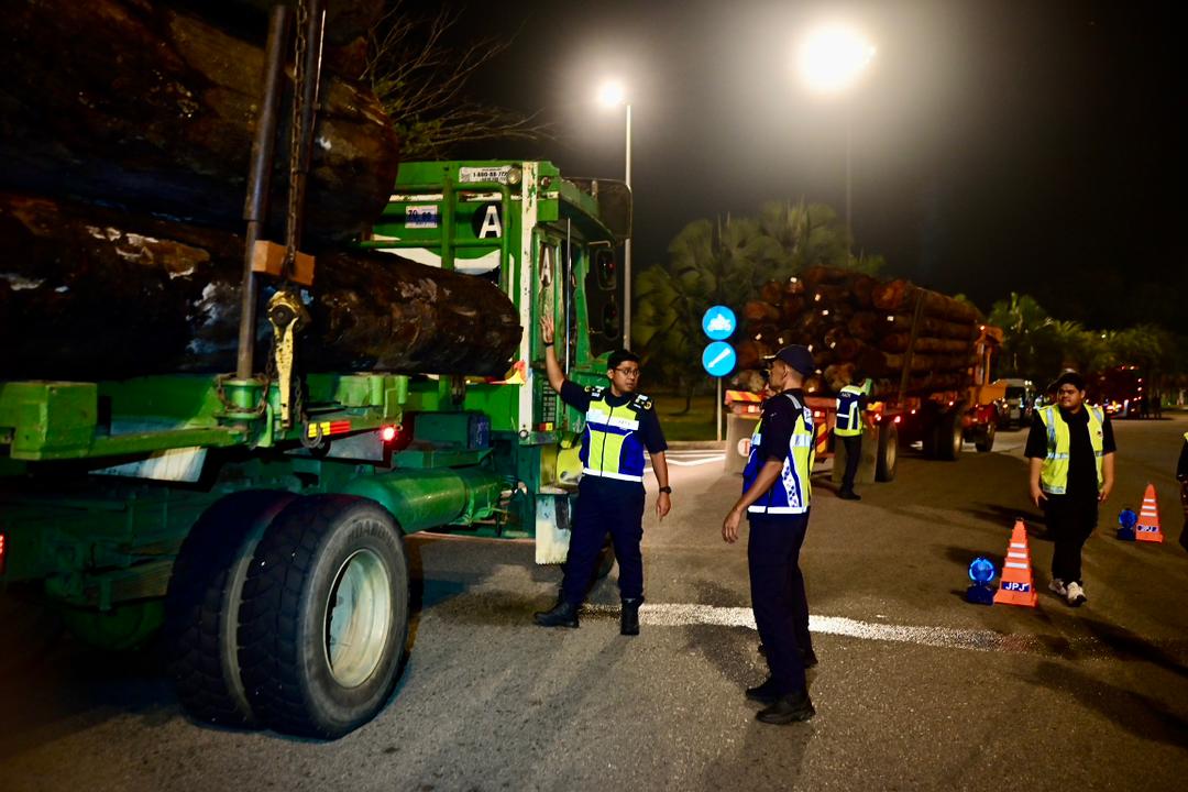 Ada pengusaha gaji pemandu lori bawah umur