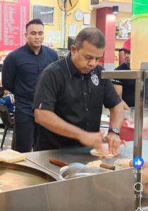 Aksi Ayob Khan tebar roti canai tular