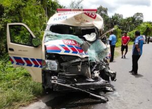Ambulance crashes into van in Kinabatangan, one dead and 11 injured
