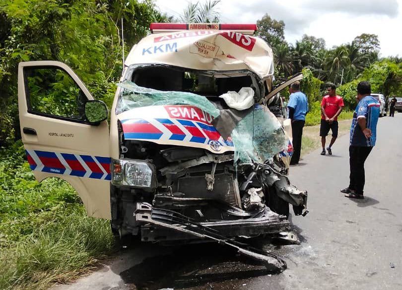 Ambulance crashes into van in Kinabatangan, one dead and 11 injured