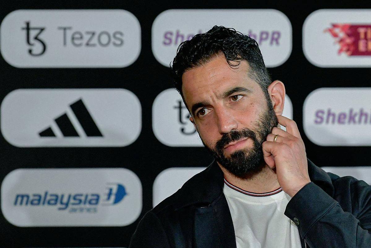 Amorim confirms Bayindir to start in Manchester derby despite new signing