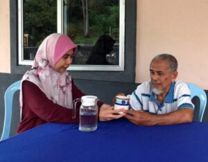 Anak peneroka korban kerjaya jaga bapa sakit kronik