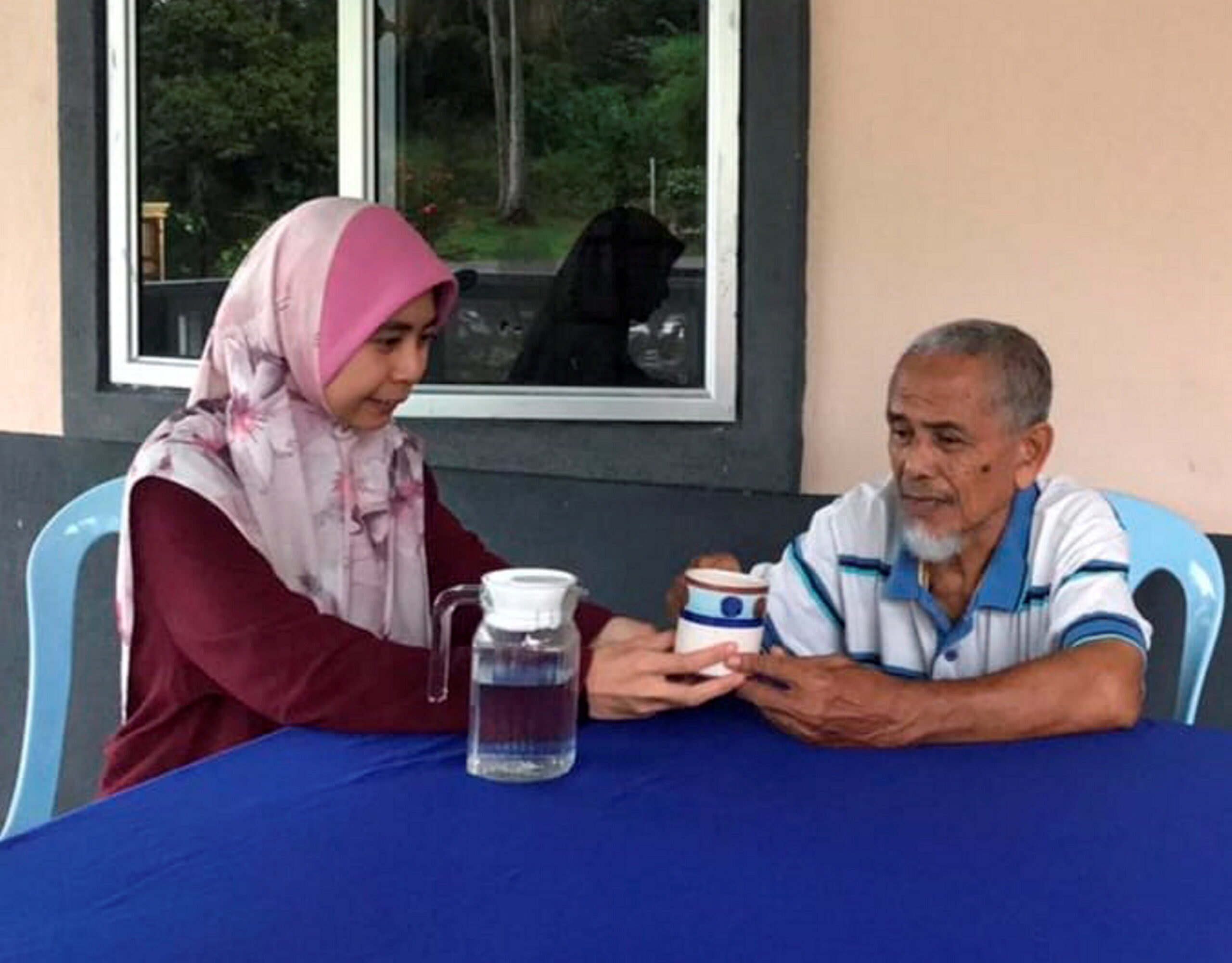 Anak peneroka korban kerjaya jaga bapa sakit kronik