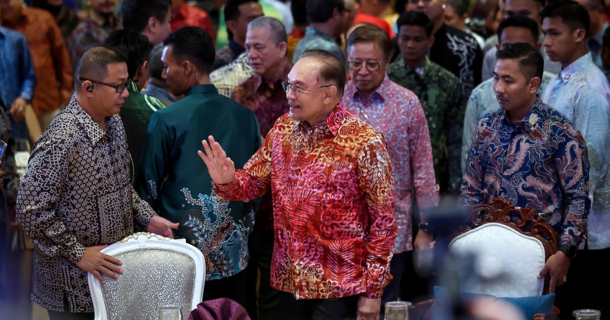 Anwar: Children must master AI without neglecting religion and culture
