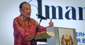 Anwar: Don't belittle contributions of Sarawak's 'lowly-educated' founding fathers
