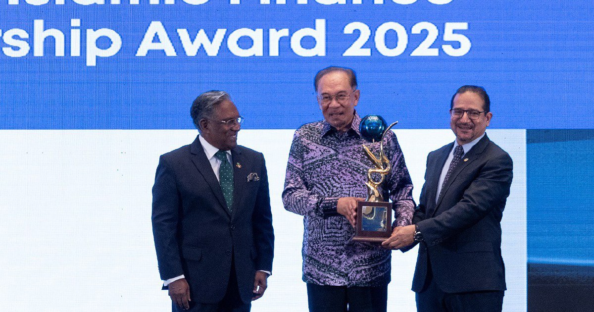 Anwar honoured with Global Islamic Finance Leadership Award 2025