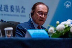 Anwar lancar buku karya sarjana China 