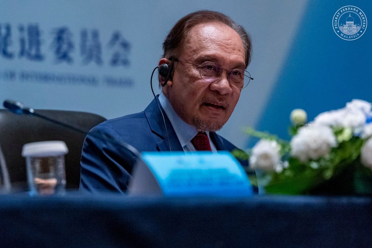Anwar lancar buku karya sarjana China 