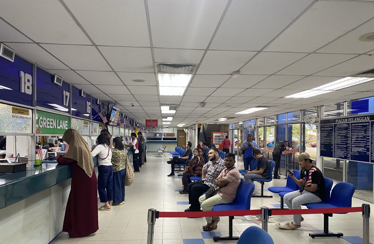 BUDI95: Suri rumah perbaharui lesen selepas dua tahun 