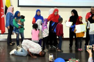 Bapa sujud syukur, lapan anak terima dokumen pengenalan diri