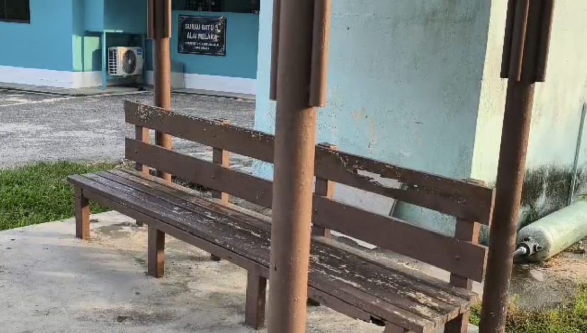 Bayi lelaki ditemukan dalam kotak di pondok bas