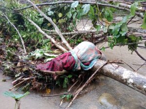 Bungkusan berisi mayat ditemukan sangkut di tepi sungai