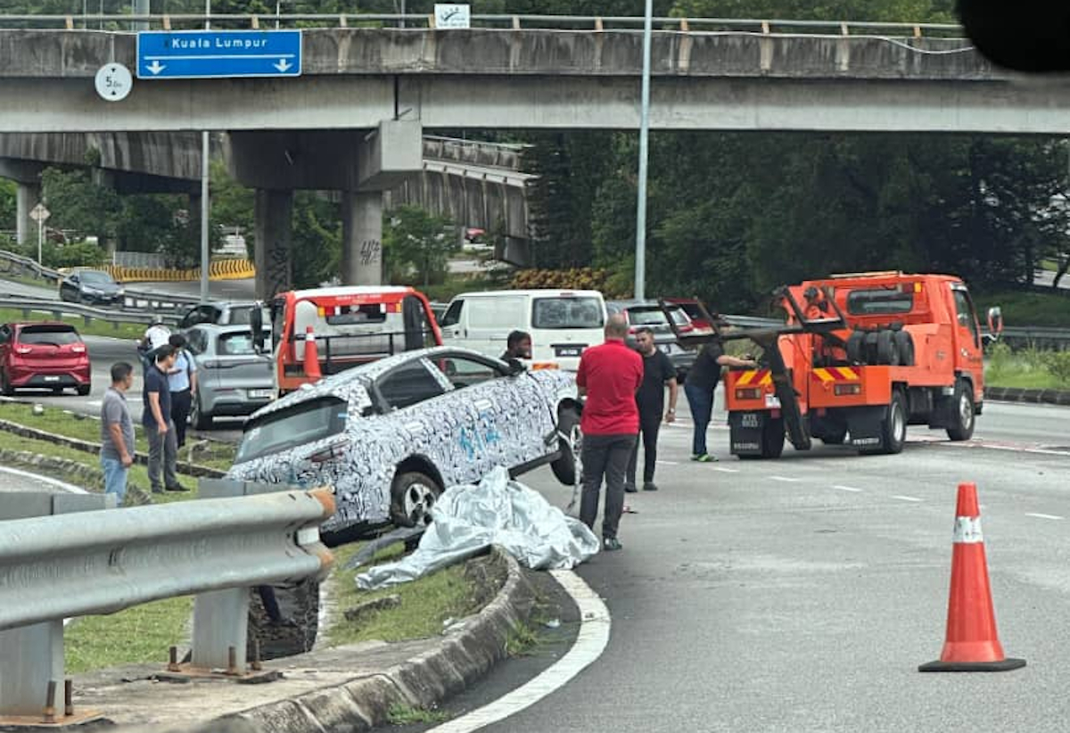 Camouflaged Proton e.MAS 5 test unit involves in minor accident at Subang Jaya