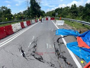 Closure of Federal Route from Gua Musang to Kota Baru due to sinkhole