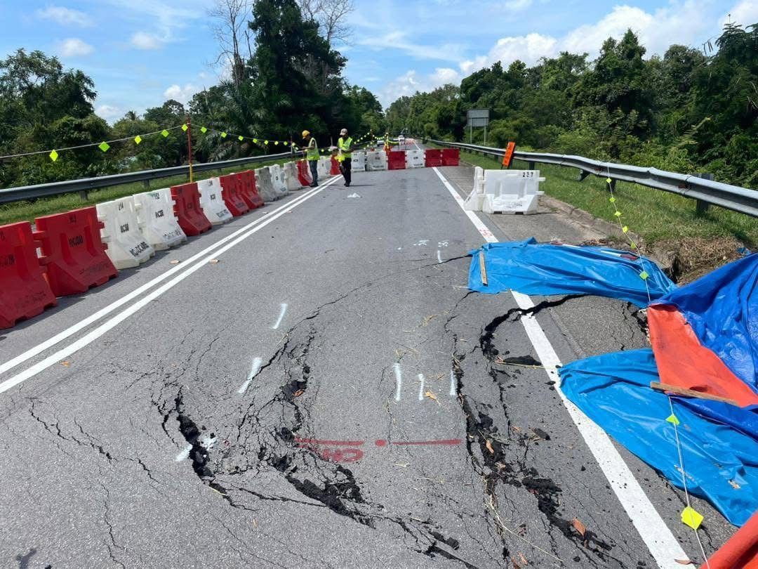 Closure of Federal Route from Gua Musang to Kota Baru due to sinkhole