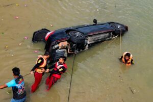 Dua beradik maut kereta tergelincir ke sungai Port Dickson