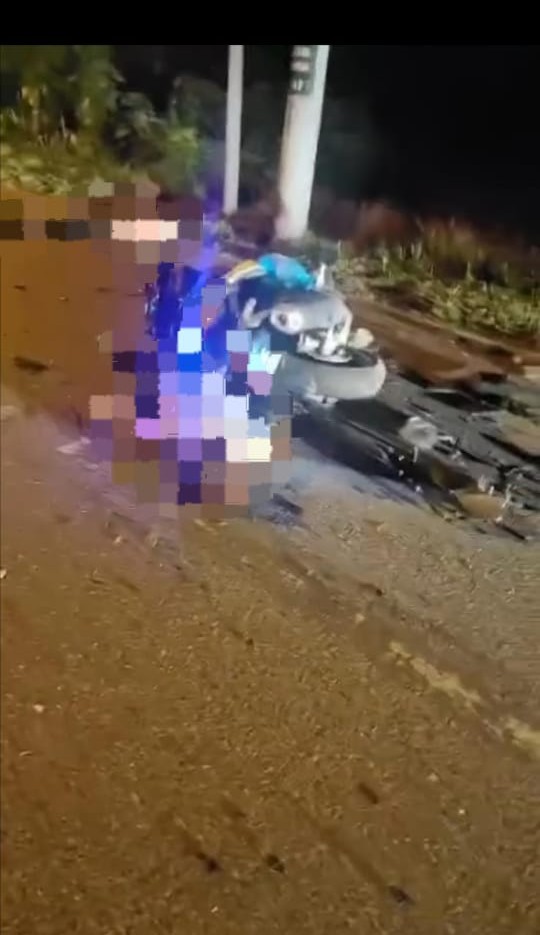 Dua beranak maut motosikal terbabas