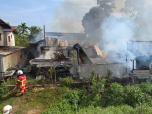 Dua rumah termasuk kediaman pegawai kanan bomba dijilat api